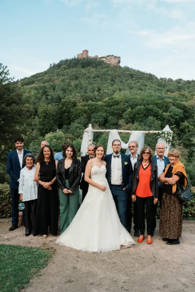 Brautpaar mit der ganzen Familie vor der Burgruine auf dem Hügel
